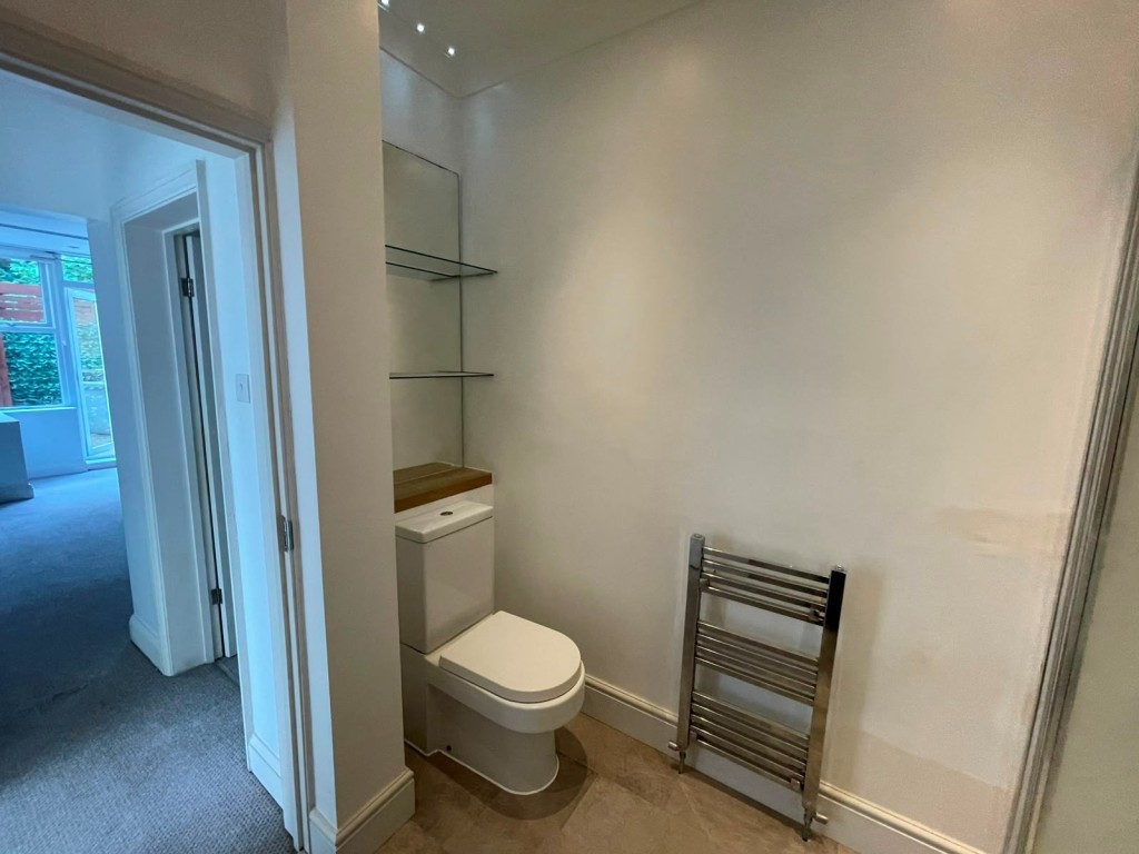 Lot: 110 - WELL PRESENTED TWO-BEDROOM FLAT WITH GARDEN AND PARKING - W.C.